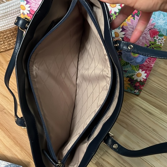 Michael Kors Purse and wallet/fits laptop in center pocket - Picture 8 of 8